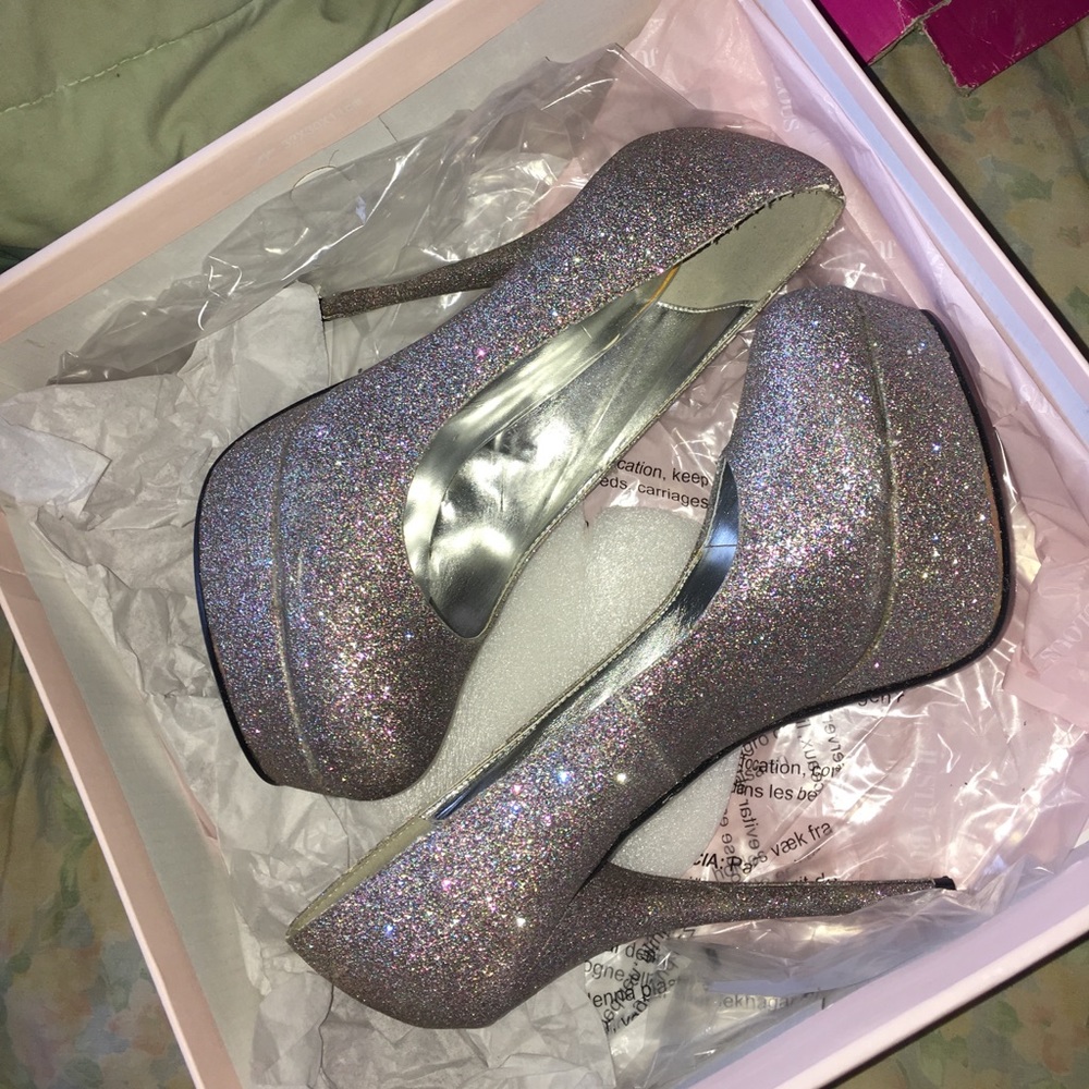 Glittery high heeled pumps